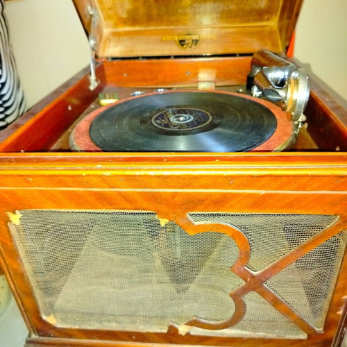 Gramophone used from 1800 with records and needles