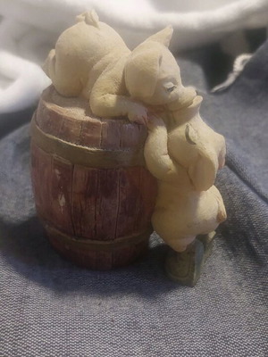 Decorative kissing piglets used, on barrel
