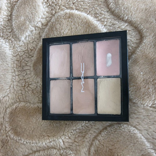 Mac concealer palette light used