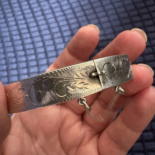 Silver bracelet used with safety chain and engraved details 925