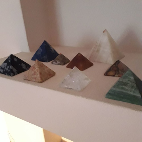 Pyramids new, collection of 14 pieces made of various stones