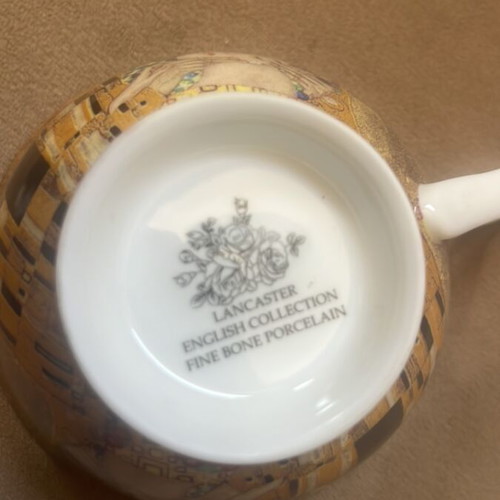 Collector's cup The Kiss by Gustav Klimt Lancadter English Collection new, porcelain