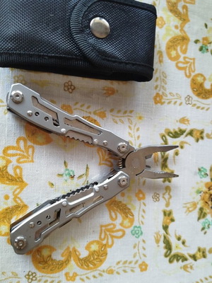 Multitool like new with case