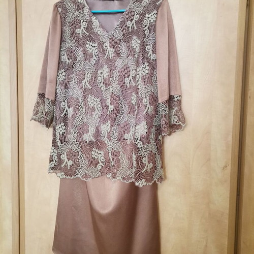Skirt and blouse set formal like new, pink-mauve apple with lace