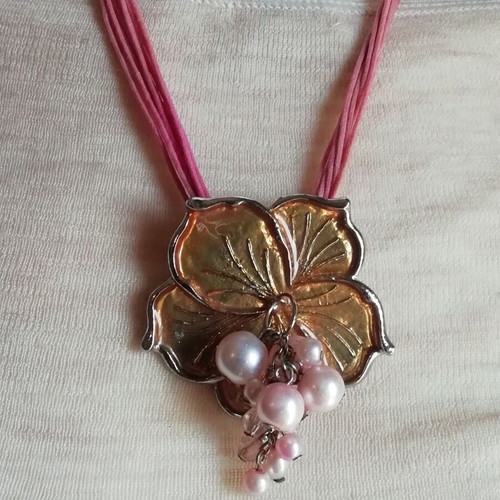 Steel necklace gold flower pendant with synthetic pink pearls 9 cords new