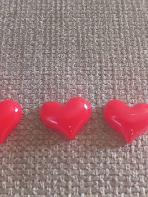 Mini fridge magnets set of 4 red resin hearts new