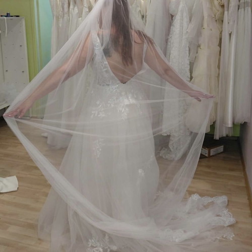 Wedding dress with veil, like new, size L 40 12, white