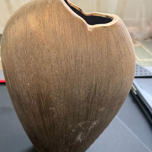 Decorative vase like new with golden shades and beads