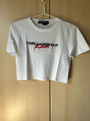 Crop top Karl Lagerfeld λευκό, φορεμένο χωρίς σημάδια