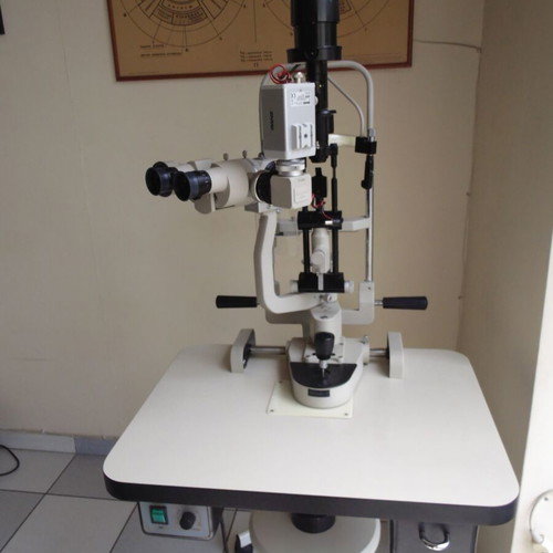 Inami L-0219 Japanese slit lamp like new with 5 magnifications and accessories