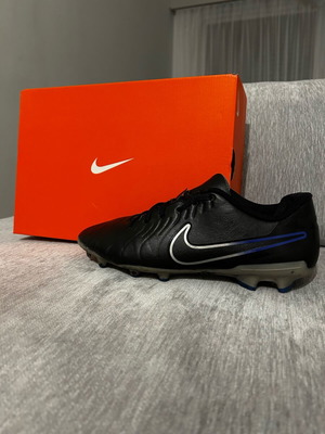 Nike Tiempo Legend football shoes like new, black
