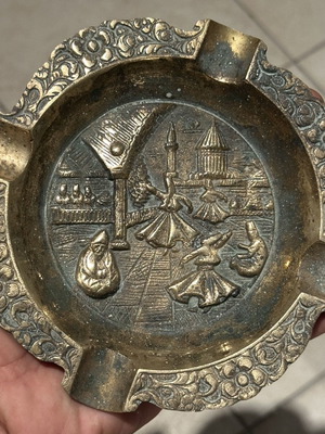 Vintage brass ashtray with Melvana theme used, 14x14cm