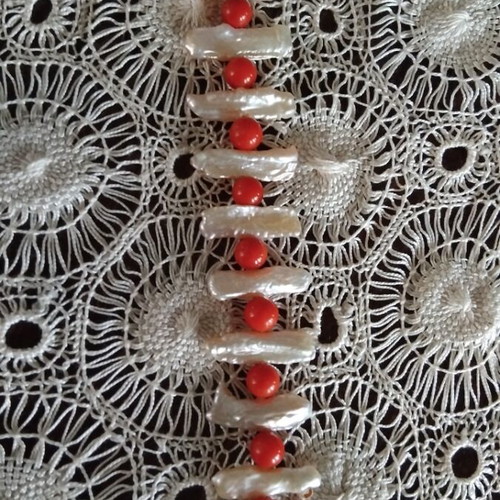 Bracelet white natural biwa pearl 12-15 mm and round red coral 19 cm like new