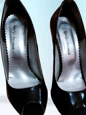 A To Z Greek patent leather pumps like new, size 39, black