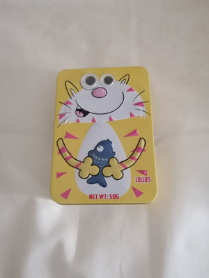 Метални жълти кутии с релефен капак и подвижни очи употребявани