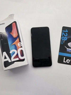 Samsung Galaxy A20e Dual SIM употребяван, 3/32GB черен с карта памет