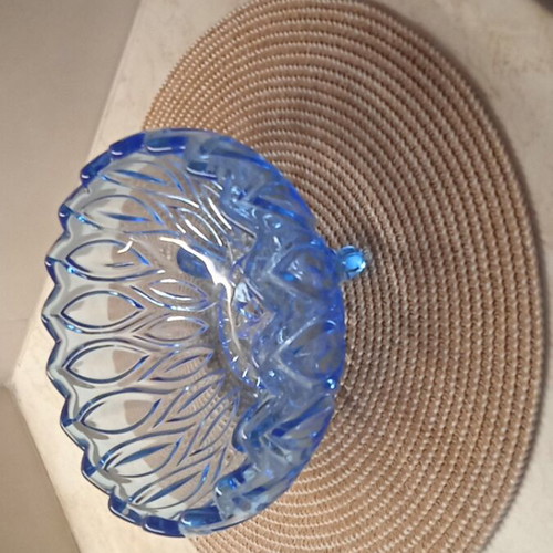 Blue crystal fruit bowl like new with design and three feet