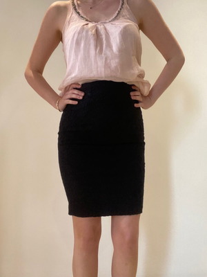 Zara pencil skirt black used, with lace and gold zipper, size small