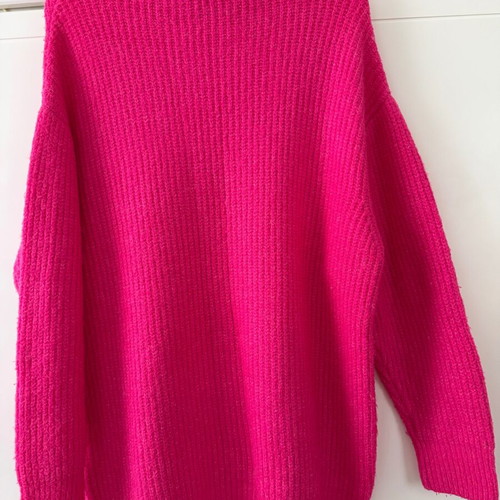 Fuchsia sweater Bershka long with neck like new