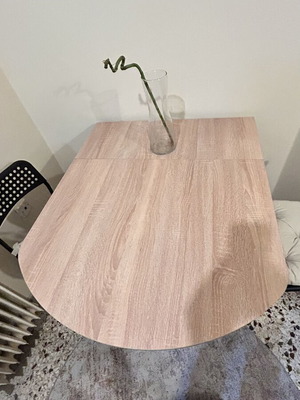 Extendable dining table with chairs like new
