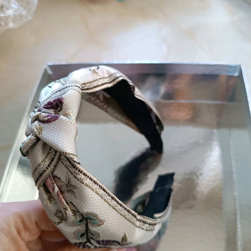 Hairband like new with embossed floral embroidered design