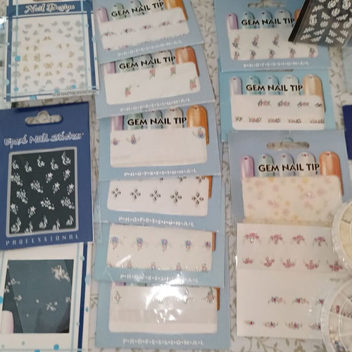 Nail tip set 24 pieces with nail art decorations and rhinestone wheels