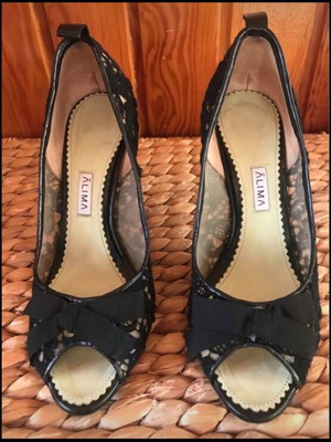 Peep toe high heels Alima like new, black leather and lace, heel 10 cm