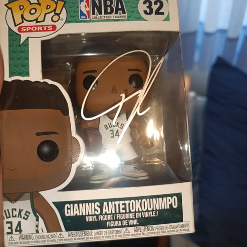 Funko Pop 32 Giannis Antetokounmpo Signed like new