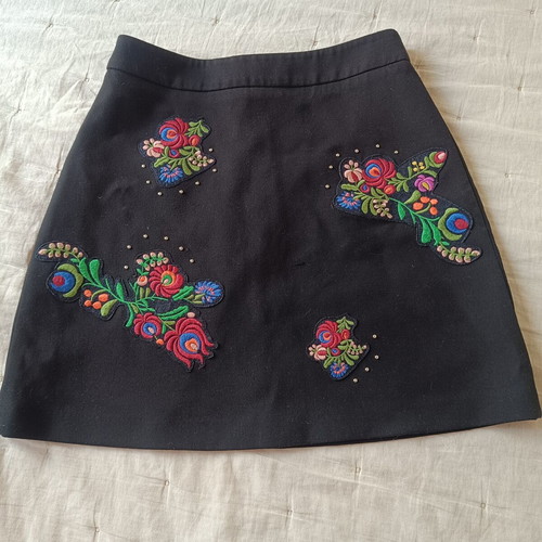 Zara skirt with embroidery like new