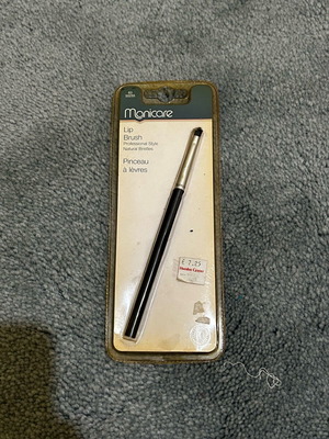 Lip brush new, soft, closed