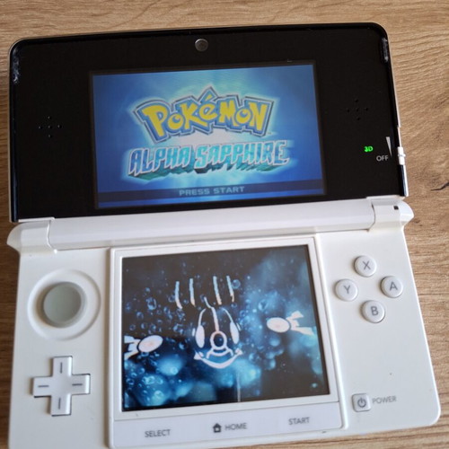 Nintendo 3DS Pearl White like new with original stylus and USB cable