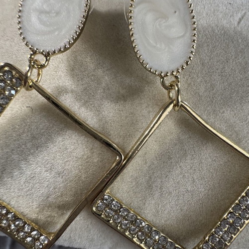 Earrings like new, gold color