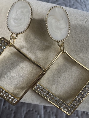 Earrings like new, gold color