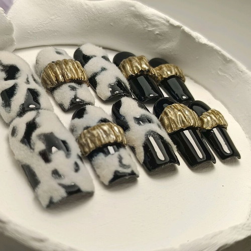 Press On Nails medium με χνουδωτή υφή και χρυσές λεπτομέρειες καινούργιο