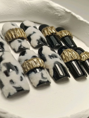 Press On Nails medium με χνουδωτή υφή και χρυσές λεπτομέρειες καινούργιο
