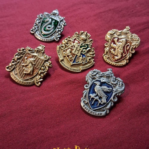 Harry Potter metal pin set new, 5 Hogwarts houses and crest