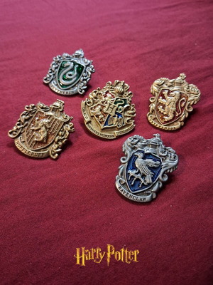 Harry Potter metal pin set new, 5 Hogwarts houses and crest