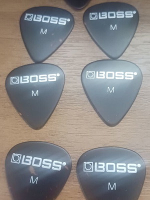 Πέννες κιθάρας Boss medium σετ 8 τεμαχίων, καφέ σκούρο και μαύρο