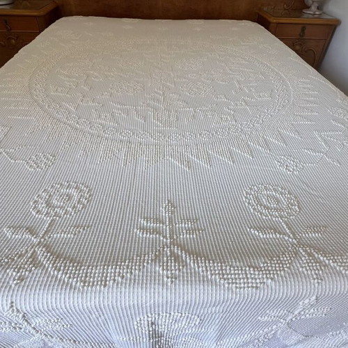 Surety king size cotton embossed bedspread like new, white