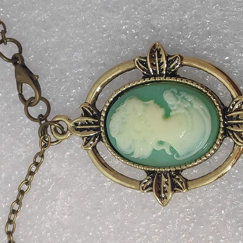 Vintage Cameo Pendant Necklace mint green, like new
