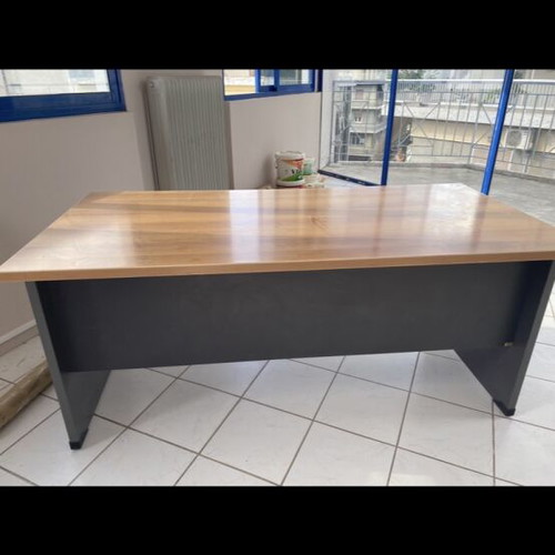 Biro desk like new with modern design and large work surface