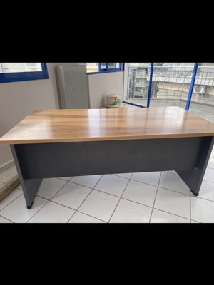 Biro desk like new with modern design and large work surface