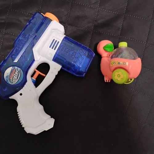 Water gun and duck toy like new with small balls