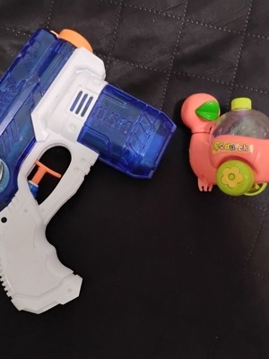 Water gun and duck toy like new with small balls