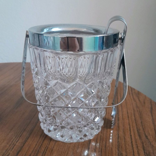 Drink set like new with 6 glasses, ice bucket, ashtrays and opener