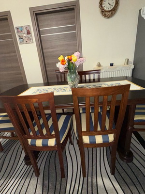 Wooden dining set like new with 6 chairs