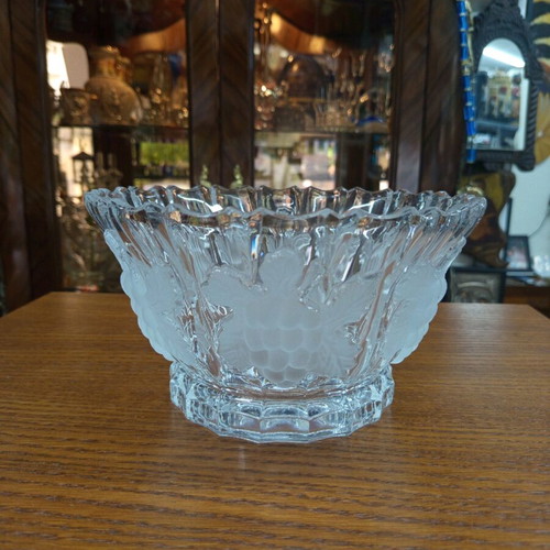 Carved salad bowl new with base designs