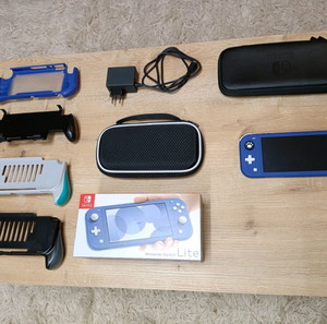 Nintendo Switch Lite εντός εγγύησης μαζί με θήκες (αχρησιμοποίητο)