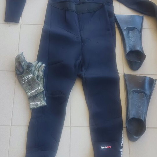 Diving suit used with gloves and fins