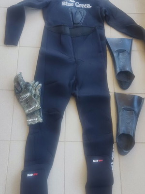 Diving suit used with gloves and fins